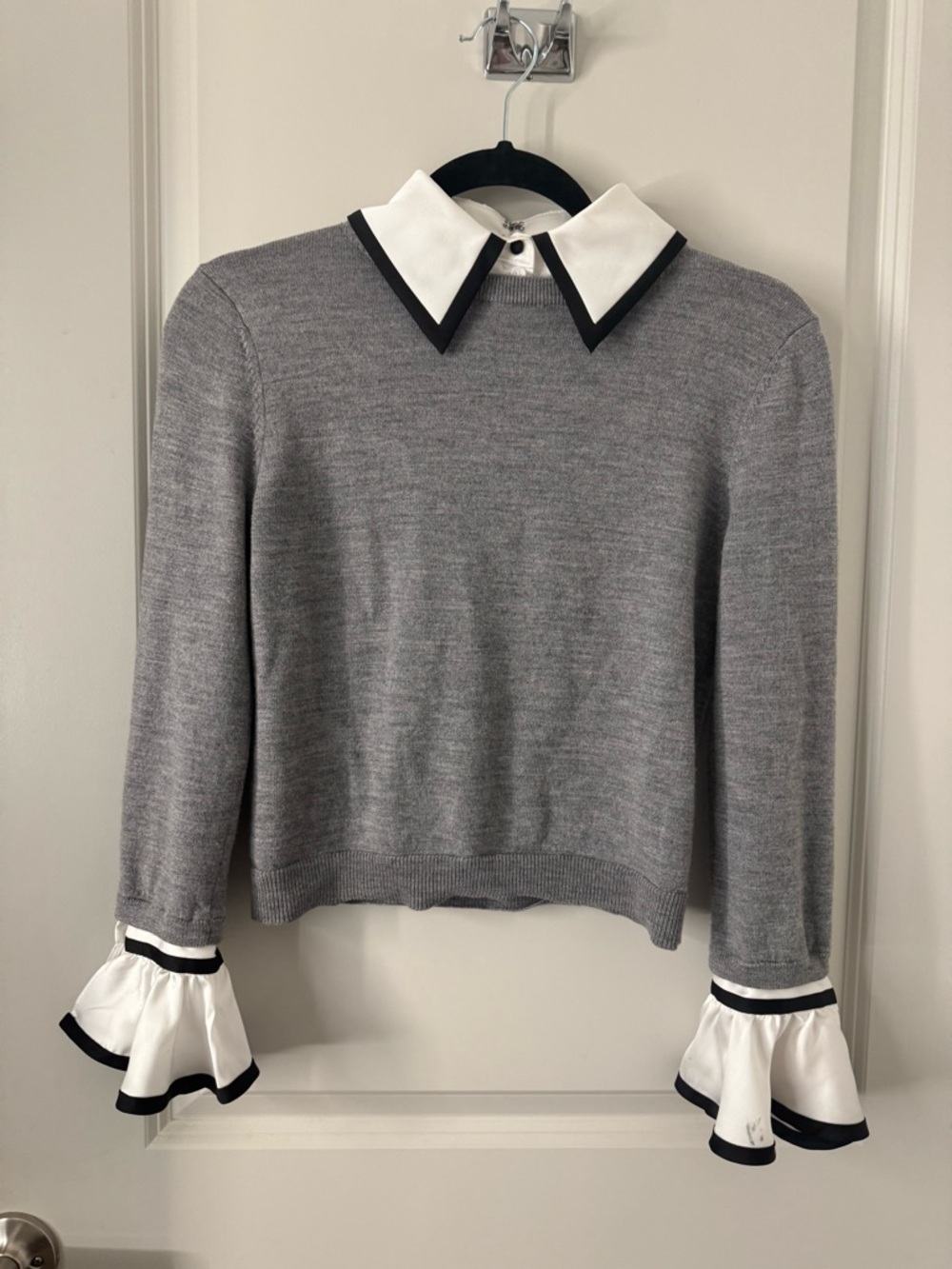 Alice + Olivia Gray Sweater Top with White Contrast Collar & Cuffs Size Small